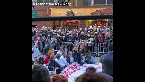 Pro-Palestinian Protestors Disrupt Macy's Thanksgiving Day Parade, Shutting Down March Route 👀