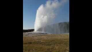 3 Minute Tour - Yellowstone & Old Faithful Geyser