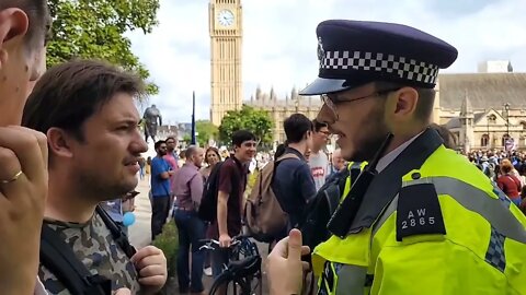 Pro lifer tries to confront Pro choice protesters #metpolice