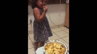 PORCAO DE BATATA COM QUEIJO [ BATATA FRITA ] - #shorts #linda #bebe