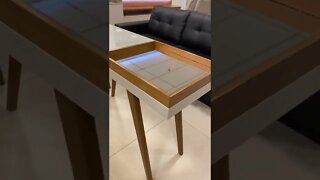 Para valorizar a decoração da sua sala, nosso conjunto de mesa e aparador com pés de madeira