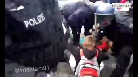 Berliner Prügel-Polizei: Schlägt sie bei Demos auch Kinder? (VON YOUTUBE VIA 18+ FILTER ZENSIERT)