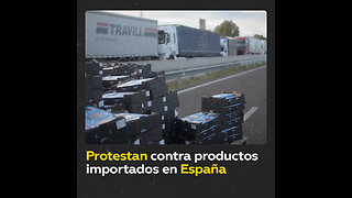 Agricultores españoles protestan repartiendo productos importados