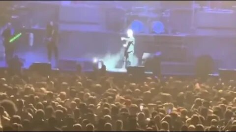 Slipknot 2022 - Corey Taylor stops the show after band mates spot fan in distress