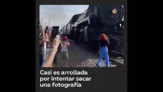 Mujer casi es arrollada al intentar fotografiar la locomotora ‘Emperatriz’ en México