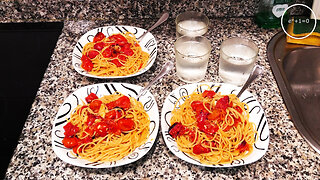 spaghetti with roasted cherry tomatoes and garlic · dialectical veganism of autumn +10ME 013