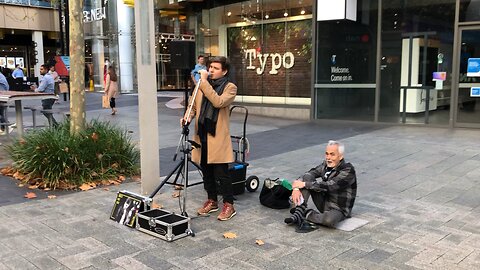 Awesome street performer 🎵😎🎵