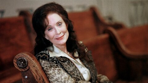 Loretta Lynn, Coal Miner's Daughter And Country Queen, Dies