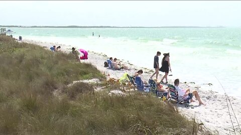 Spring breakers watching red tide as they head to beaches