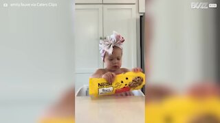 Ce bébé prépare ses propres gâteaux