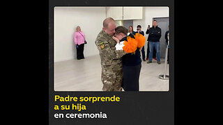 Un padre viene por sorpresa desde la operación militar rusa a la ceremonia de su hija