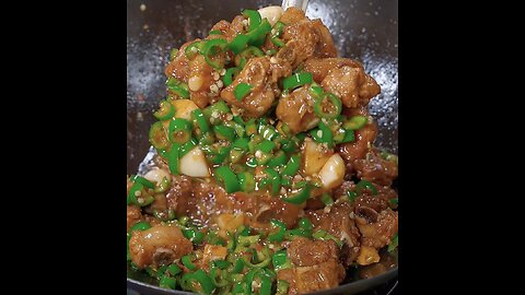 Braised pork ribs with green pepper , Very fragrant and delicious