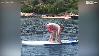 Ecco come non andare su uno stand up paddle