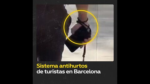 Turistas se atan el teléfono con cuerdas en Barcelona