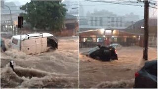 Valanga di acqua obbliga le persone a salire sui tetti