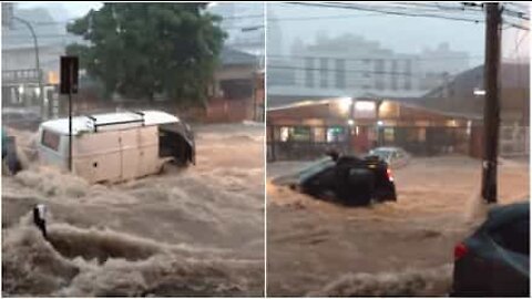 Valanga di acqua obbliga le persone a salire sui tetti