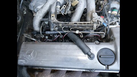 Mercedes W124 - oil leak, how to change the crankcase breather pipe / hose on the rocker cover DIY