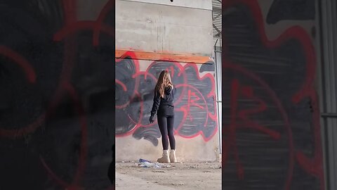 LADY DOING SICK GRAFFITI THROW-UPS 👀🔥 #graffitiart #graffiti #shorts