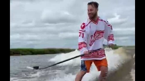 Wakesurf et hockey, il allie les deux avec génie