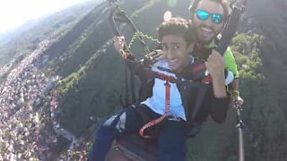 Découvrez les réactions hilarantes d'un homme qui fait du parapente!