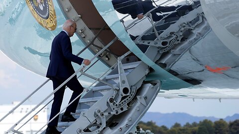 Joe Biden ‘struggles’ to walk up Air Force One stairs after testing positive for COVID