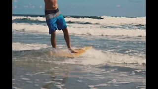 Un homme parvient à traverser tout un lac en skimboard