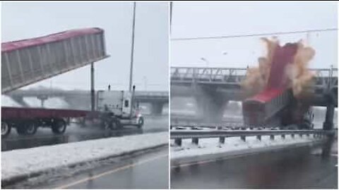 Camion sbatte contro un ponte e perde migliaia di semi