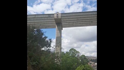 REVOADA DE URUBUS NO ESQUELETO DO RODOANEL NORTE COM PIXAÇÕES E LIXO DA OBRA ABANDONADA