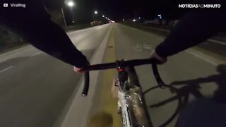 Um passeio de bicicleta extremamente explosivo!