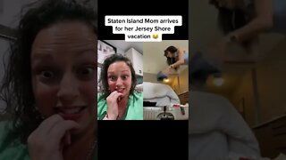 #duet with @Mariah Amato Staten Island Mom arrives for her Jersey Shore vacation 😂 #mom #funny #jer