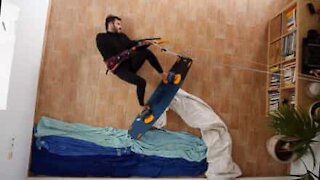 Faire du kitesurf dans son salon, c'est possible