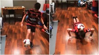 サッカーボールを使って感動的な腕立て伏せをする子ども