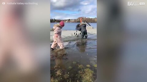 Ce garçonnet se fait avoir par une flaque