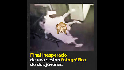 Final inesperado de una sesión fotográfica de dos jóvenes