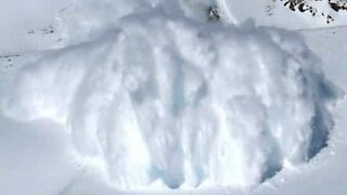 Des touristes filment une avalanche en Russie