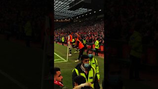 Manchester United Fan Gives Jesse Lingard Abuse While He Warms Up,He Replies: 'I'm Not On The Pitch'