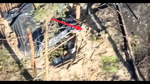 Ukraine soldier slowly moved towards a Russian machine guner see what happens
