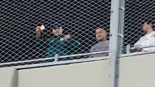 Torcedores do River sendo racistas e torcedor do Fluminense mostrando uma cédula de R$ 50,00