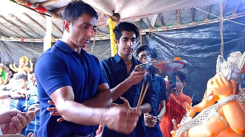 Sonu Sood Welcomes Ganpati Bappa Home, Does Aarti | Ganesh Chaturthi 2023 🤩💖📸