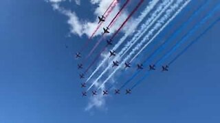 Aviões pintam o céu de Londres com as cores de França!