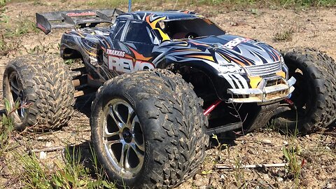 Traxxas Revo 3.3 Nitro 1/10 Monster Truck Bashing Fun with Traxxas Slash 1/16 Short Course Truck