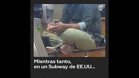 Dependiente de Subway prepara sándwich descalzo y con los pies sucios