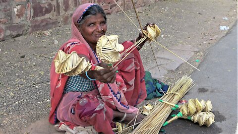 Tourists haggle with vendor in India in surprising and typically Canadian fashion