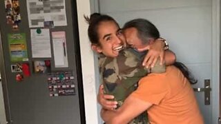 Jovem militar surpreende pai após missão no estrangeiro