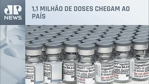 Brasil recebe primeiro lote de vacinas bivalentes contra Covid-19 da Pfizer