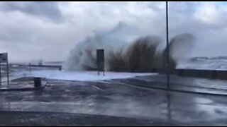 Stormen Elanor skaper enorme bølger i Storbritannia