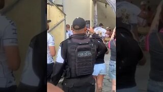 Policial vascaíno filmando a torcida