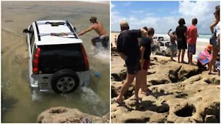 Jeep si incastra tra gli scogli in Australia