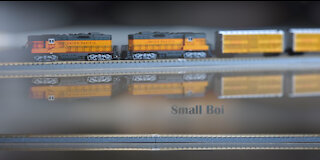 Small Boi - Z Scale Model Train GP7 from American Z Line, cars from Micro-Trains and Full Throttle