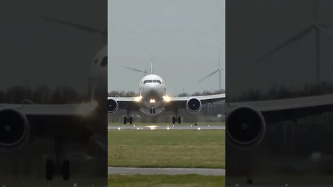 ⛔️Boeing pushed by strong crosswind💨